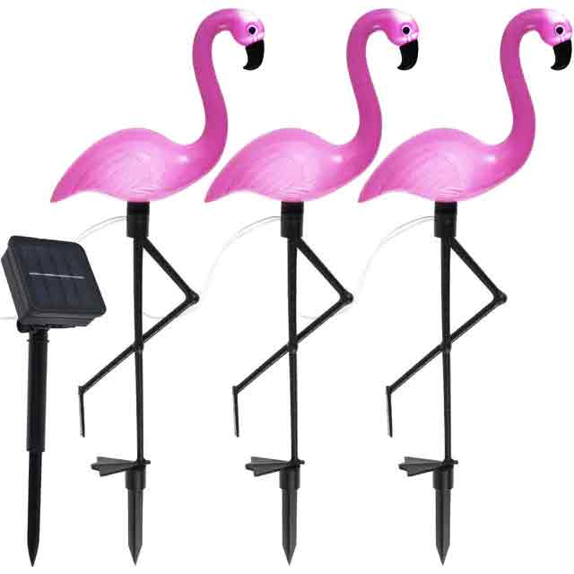 3 Flamants Roses Et Un Panneau Solaire